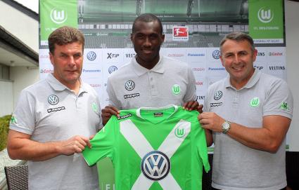Cheftrainer Dieter HECKING (VfL Wolfsburg), Josuha GUILAVOGUI (VfL Wolfsburg) , Manager Klaus ALLOFS (VfL Wolfsburg)