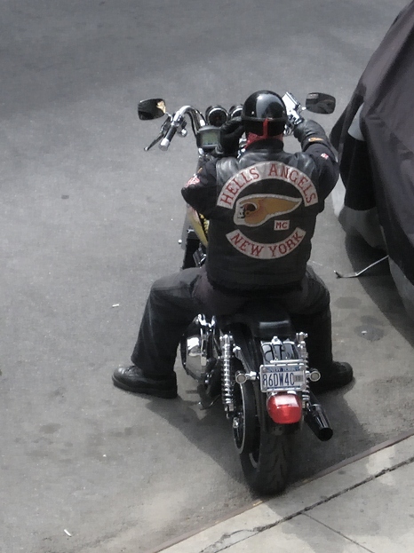 Ein Mitglied des New Yorker Charters mit Harley-Davidson-Motorrad