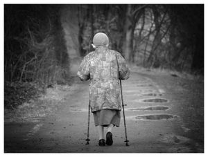 Alte Frau: Sport, Ernährung und Ruhe halten fit. Bild: pixelio.de, M. Schimmel