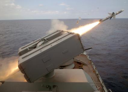 Eine Nato Sea Sparrow missile wird von der Fregatte "Lübeck" abgeschossen. Bild: Jay Chu,Oscar Sosa - U.S. Navy