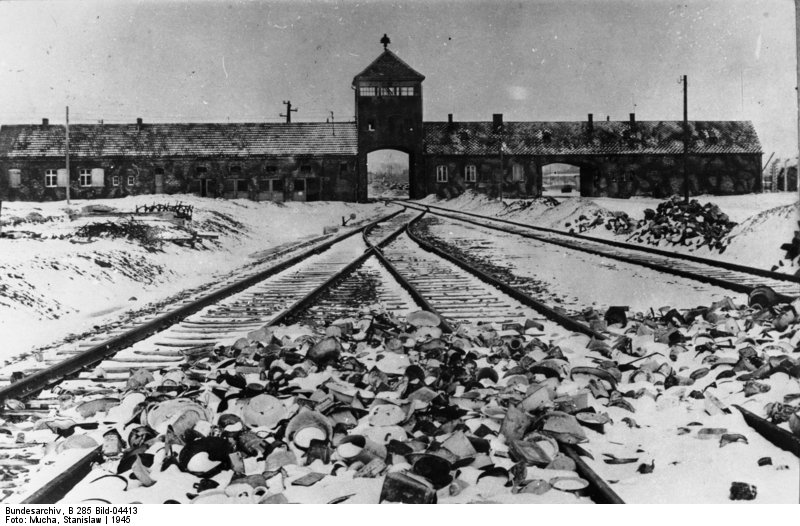 Einfahrtsgebäude ins KZ Auschwitz-Birkenau kurz nach der Befreiung 1945