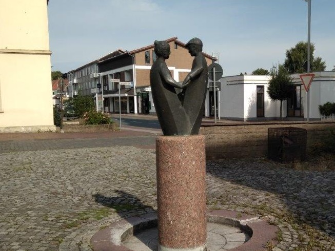 Die ehemals auf dem Kirchvorplatz stehende Bronzestatue ist gestohlen worden. Bild: Polizei Minden-Lübbecke