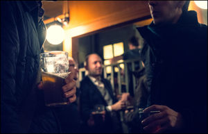 Nach der Arbeit: zur Entspannung ein Bier (Foto: flickr/ Anders Adermark)