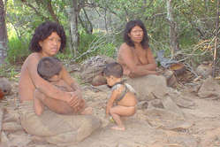 Mitglieder der paraguayischen Ayoreo-Totobiegosode Gruppe am Tag des ersten Kontakts mit der Außenwelt 2004. Bild: GAT/Survival
