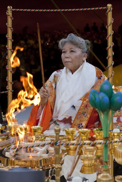 Ihre Heiligkeit Shinso Ito bei der Saisho Goma Zeremonie des buddhistischen Ordens Shinyo-En. Bild: obs/Shinnyo-En Deutschland / Carsten Koall