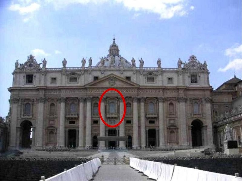 Fassade des Petersdoms mit der Benediktionsloggia, von der der Papst üblicherweise den Segen Urbi et Orbi spendet.