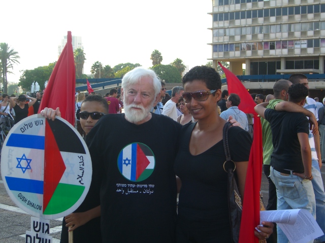 Avnery at a Hadash rally against the 2006 Lebanon War