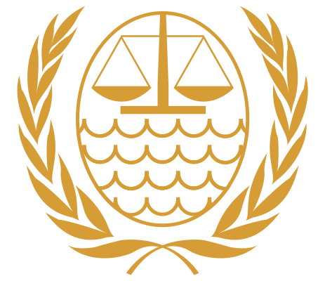 Logo des Internationalen Seegerichtshofs: Er ist ein internationales Gericht, das auf der Grundlage des Seerechtsübereinkommens (SRÜ) der Vereinten Nationen von 10. Dezember 1982 als selbständige Organisation im UN-System tätig ist. Das Übereinkommen trat am 16. November 1994 in Kraft und der ISGH wurde am 1. Oktober 1996 mit Sitz im Hamburger Stadtteil Nienstedten gegründet. Auf den Standort Hamburg hatte sich die UN-Seerechtskonferenz bereits am 21. August 1981 in Genf geeinigt.[1] Dem ISGH wurde mit der UN-Resolution 51/204 vom 17. Dezember 1996 Beobachterstatus bei der Generalversammlung der Vereinten Nationen zugesprochen und somit die Teilnahme an Sitzungen der Generalversammlung garantiert, wenn Themen behandelt werden, die den Seegerichtshof betreffen.