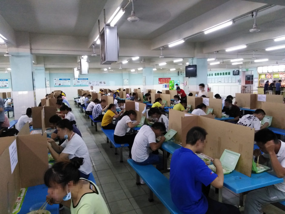 Kantine der Fabrik Changan mit Pappwänden zum Schutz vor einer Corona-Ausbreitung Bild: China Labor Watch