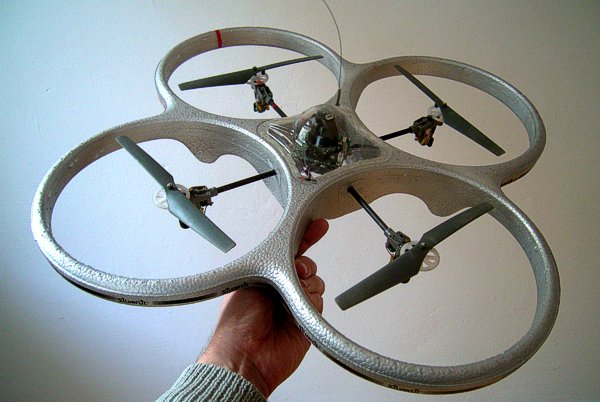 Ferngesteuerter Modell-Quadrocopter, mittig das mechanische Gyroskop zur Stabilisierung