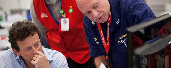 BP-Chef Tony Hayward mit einem Mitarbeiter der US-Küstenwache. Bild: BP p.l.c, über dts Nachrichtenagentur