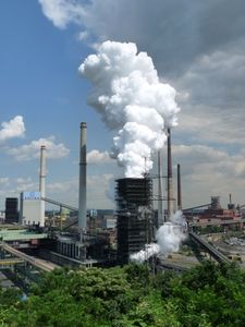 Schwerindustrie: CO2-Ausstoß ist nützlich. Bild: pixelio.de, Dieter Schütz