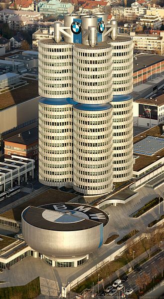 „Vierzylinder“ – BMW-Hauptsitz in München. Bild: Markus Matern / wikipedia.org