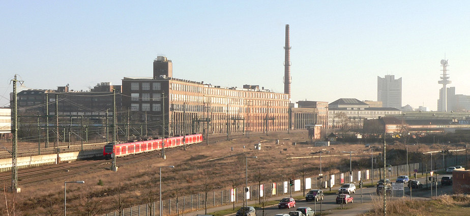 Rückseite des Continental-Werkes in Hannover-Vahrenwald, Ansicht von der nahegelegenen Bahnlinie aus