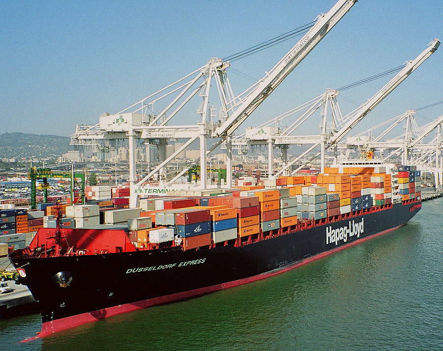 Containerschiff im Hafen von Oakland, Kalifornien