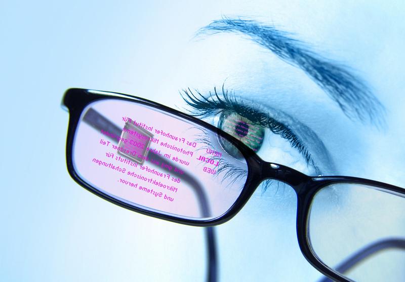 Eine neuartige Daten-Brille zeigt Informationen an und nimmt Befehle entgegen. Bild: Fraunhofer IPMS 