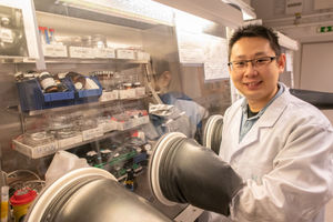Doktorand Heyong Wang im Werkstofflabor.