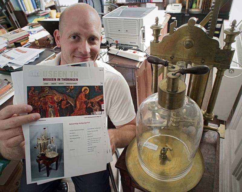 Dr. Andreas Christoph zeigt ein Objekt der Sammlung „Experimentelle Wissenschaftsgeschichte“: eine z
Quelle: Foto: Jan-Peter Kasper/FSU (idw)