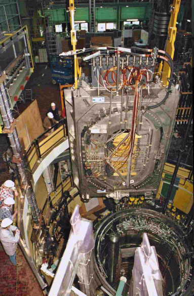 In der Versuchsanlage TOSKA des Forschungszentrums können Komponenten für die Kernfusion - hier eine Modellspule für ITER - getestet werden.  Foto: Forschungszentrum Karlsruhe